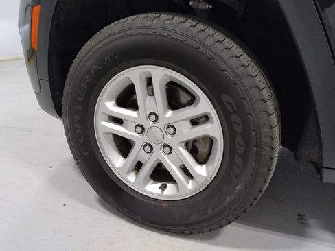 Used 2023 Jeep Grand Cherokee Laredo AWD/4WD image 31