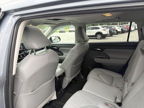 Used 2021 Toyota Highlander XLE AWD/4WD image 46