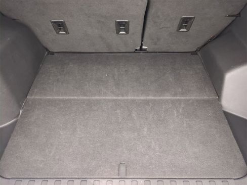 Used 2023 GMC Terrain SLT image 32