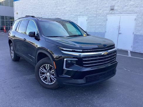 Used 2024 Chevrolet Traverse LT FWD image 1