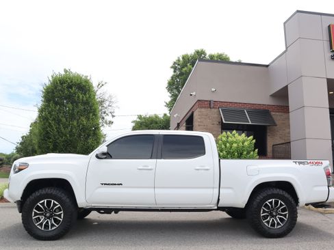 Used 2021 Toyota Tacoma TRD Sport w/ TRD Premium Sport Package AWD/4WD image 10
