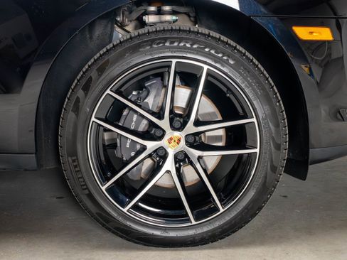 Certified 2025 Porsche Macan AWD/4WD image 17