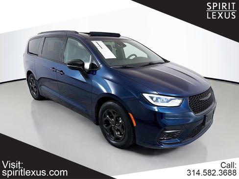 Used 2024 Chrysler Pacifica Premium FWD image 1