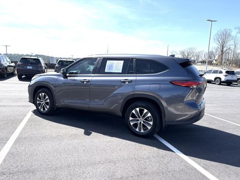 Used 2023 Toyota Highlander XLE image 10