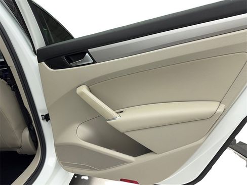 Used 2022 Volkswagen Passat 2.0T SE image 41