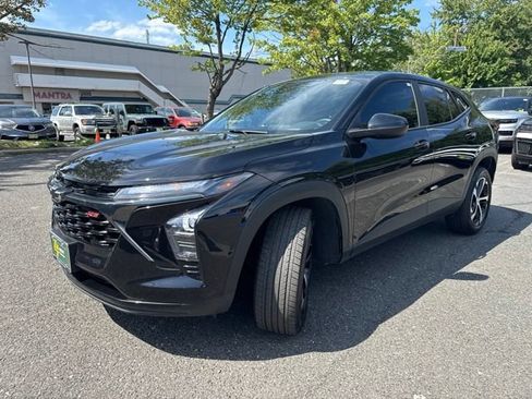 Used 2024 Chevrolet Trax RS FWD image 3