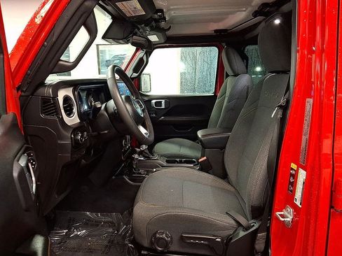 Used 2024 Jeep Wrangler Sahara image 13