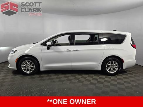 Used 2023 Chrysler Pacifica Touring-L FWD image 4