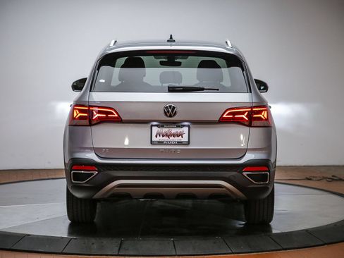 Used 2024 Volkswagen Taos SE FWD image 3