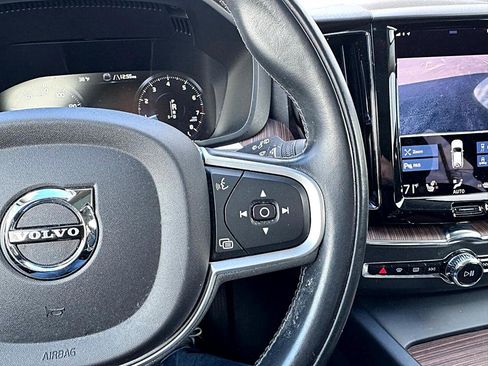 Used 2021 Volvo XC60 T5 Momentum w/ Premium Package image 17
