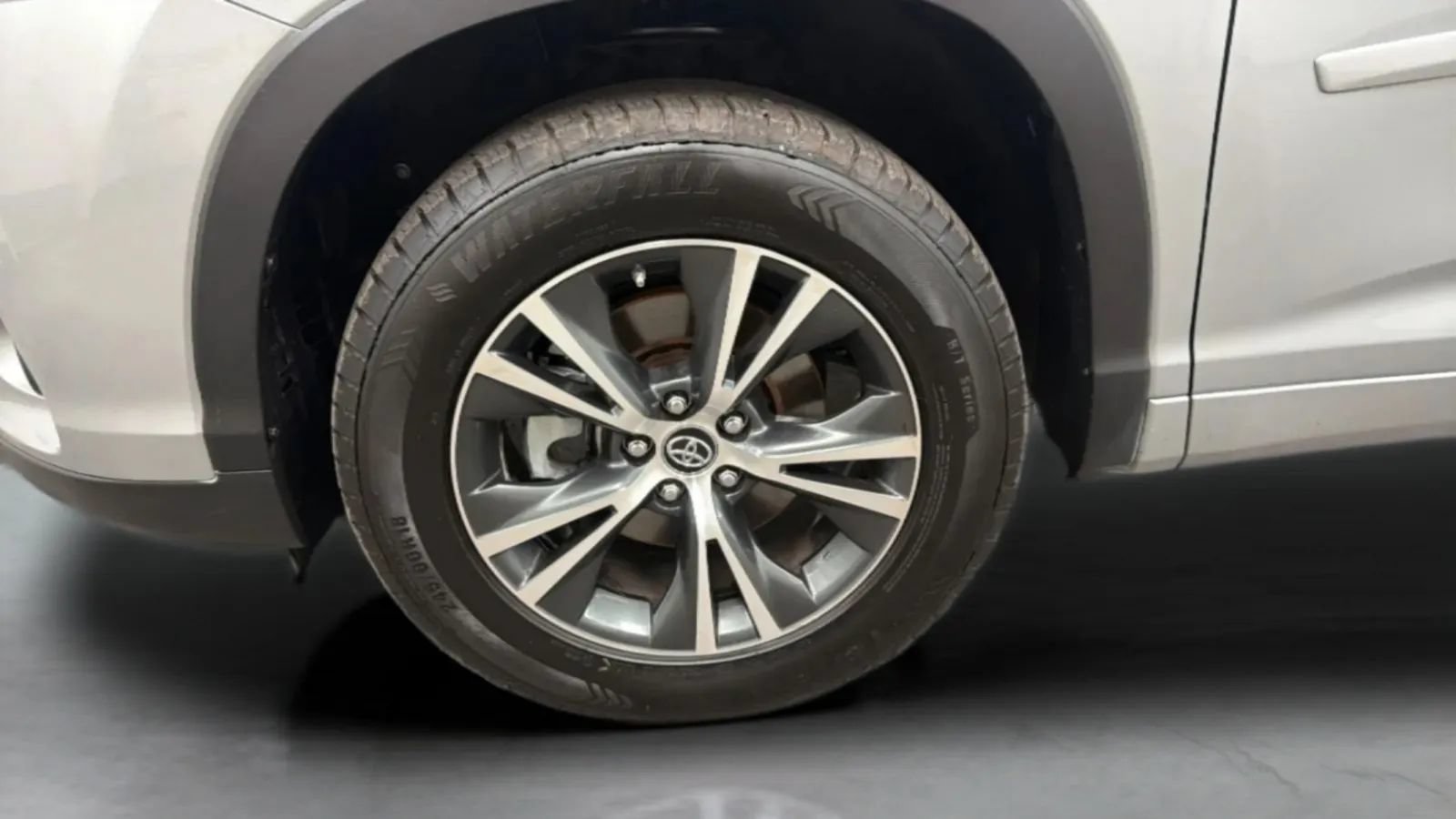 Used 2017 Toyota Highlander Plus FWD image 27