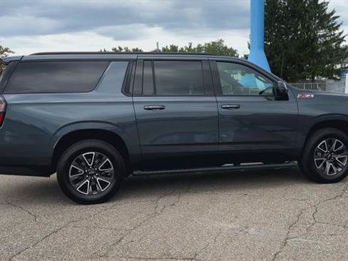 Used 2021 Chevrolet Suburban Z71 w/ Z71 Signature Package AWD/4WD image 9