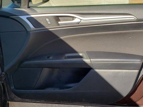 Used 2019 Ford Fusion SE image 18