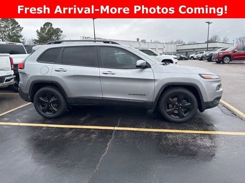 Used 2017 Jeep Cherokee Limited image 5