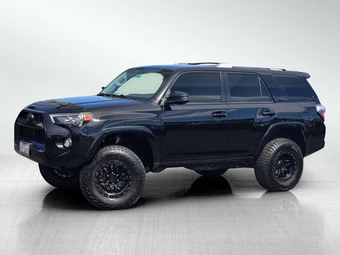 Used 2018 Toyota 4Runner SR5 AWD/4WD image 6