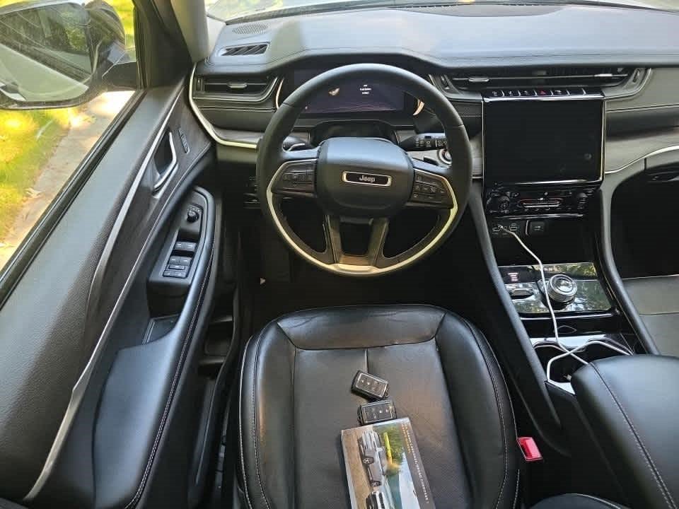Used 2023 Jeep Grand Cherokee L Limited w/ Black Appearance Package AWD/4WD image 6