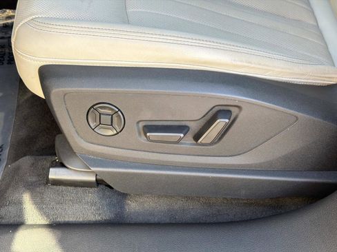 Used 2024 Audi Q8 e-tron Premium Plus image 17