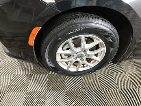 Used 2024 Chrysler Pacifica Touring-L FWD image 10
