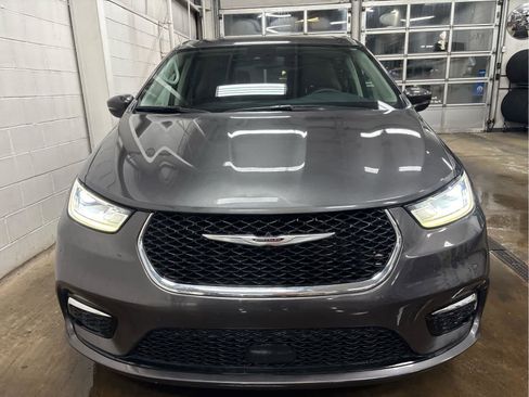 Used 2023 Chrysler Pacifica Touring-L image 4