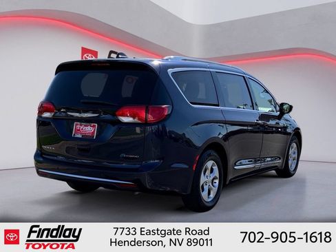 Used 2018 Chrysler Pacifica Touring-L FWD image 3