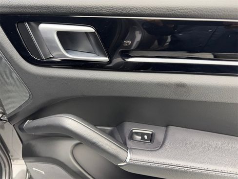 Used 2022 Porsche Cayenne image 42