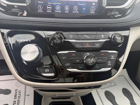 Used 2018 Chrysler Pacifica Limited FWD image 34