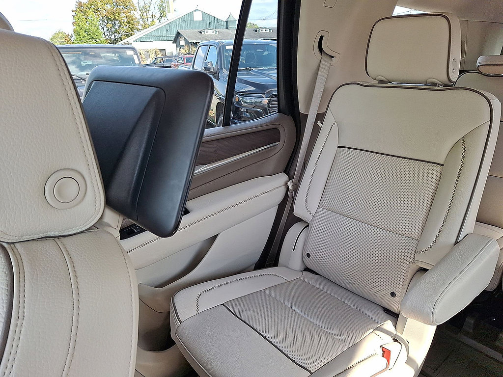 Used 2024 GMC Yukon Denali w/ Advanced Technology Package AWD/4WD image 12