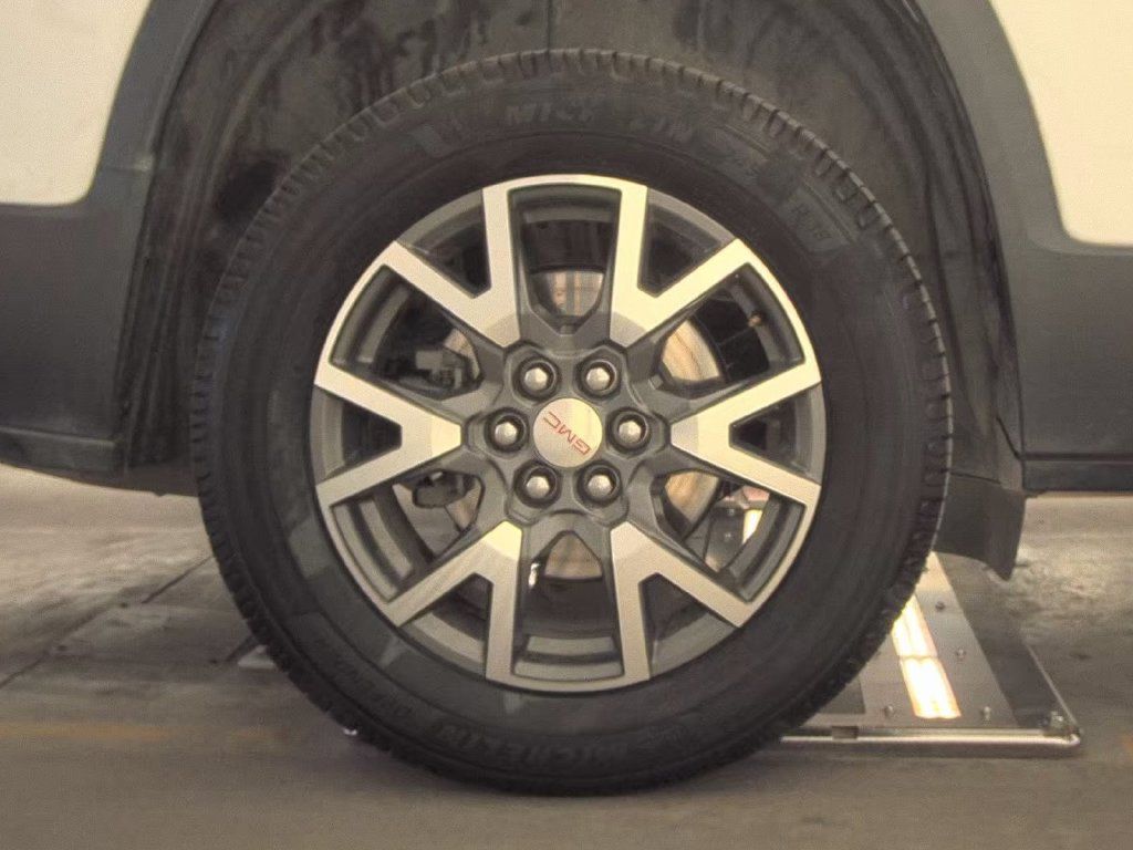 Used 2022 GMC Acadia SLE w/ Driver Convenience Package FWD image 10