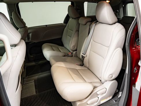 Used 2020 Toyota Sienna XLE FWD image 45