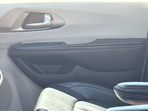 Used 2023 Chrysler Pacifica Touring-L image 21