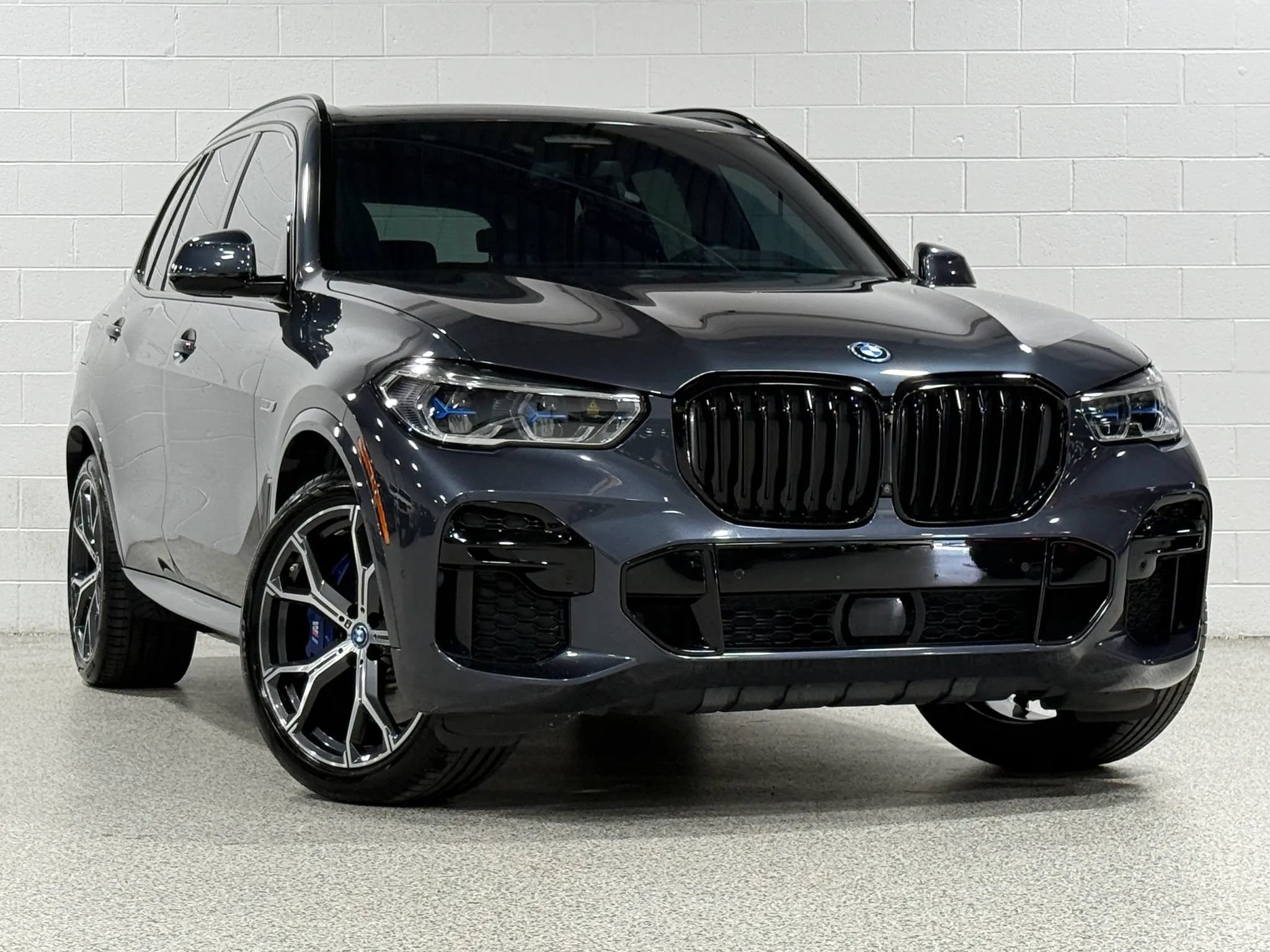 Used 2022 BMW X5 xDrive45e w/ M Sport Package AWD/4WD image 4