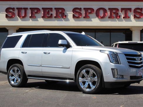 Used 2017 Cadillac Escalade Luxury image 1