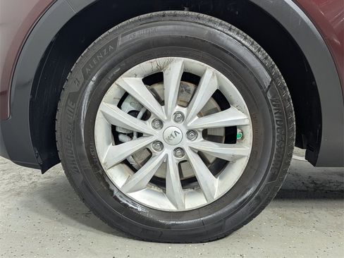 Used 2018 Kia Sorento LX image 9