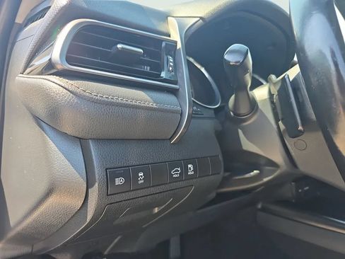 Used 2020 Toyota Camry SE FWD image 19