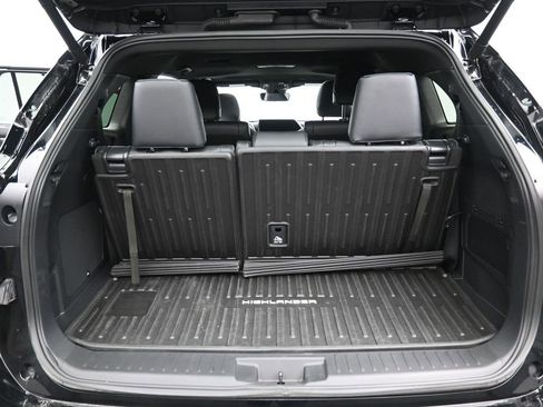 Certified 2025 Toyota Highlander XSE image 32