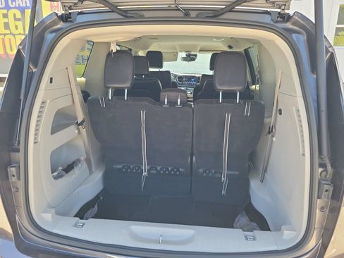 Used 2023 Chrysler Pacifica Touring-L FWD image 10