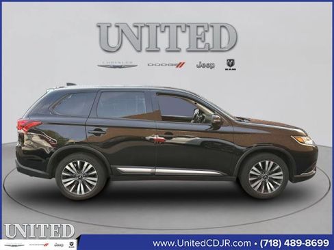 Used 2020 Mitsubishi Outlander SE image 2