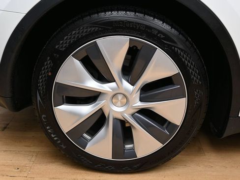Used 2023 Tesla Model Y Long Range AWD/4WD image 45