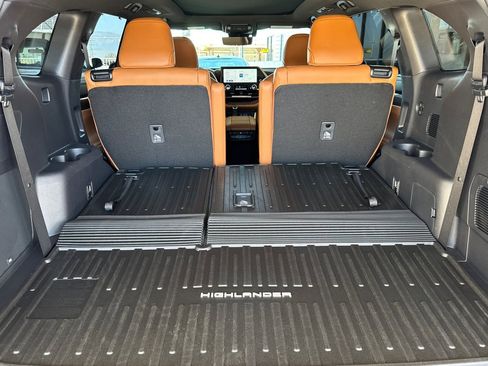 New 2026 Toyota Highlander Platinum image 15