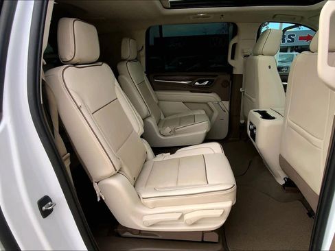 Used 2021 GMC Yukon XL Denali w/ Denali Premium Package image 19
