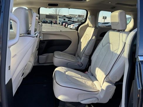 Used 2017 Chrysler Pacifica Limited w/ UConnect Theater Package image 11