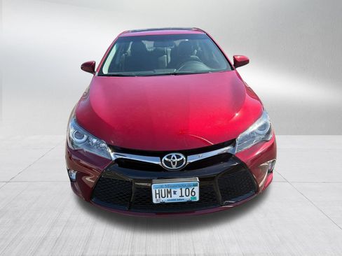 Used 2017 Toyota Camry SE w/ Moonroof Package FWD image 2