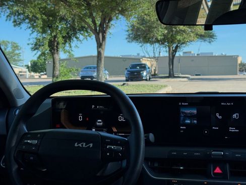 Used 2025 Kia K4 LXS image 36