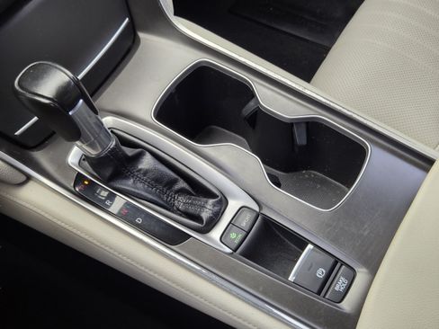 Used 2018 Honda Accord Touring image 16