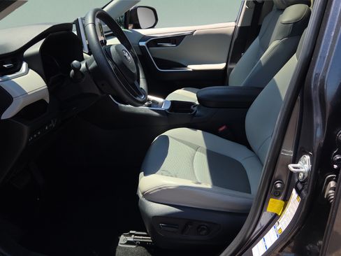 Used 2019 Toyota RAV4 Limited w/ Limited Grade Weather Package AWD/4WD image 9