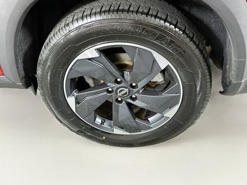 Used 2025 Nissan Rogue SV AWD/4WD image 11