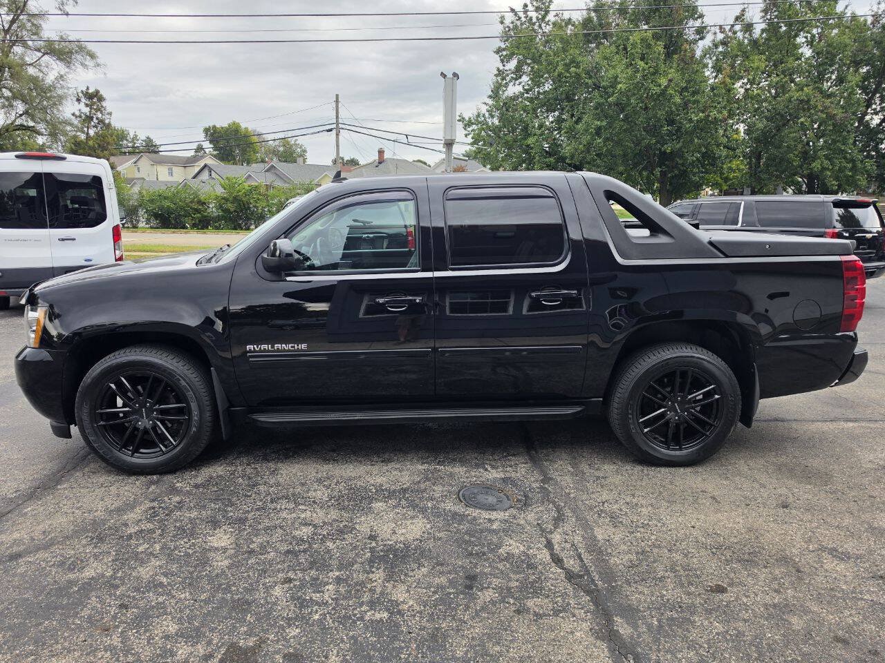 Used 2010 Chevrolet Avalanche LS w/ Interior Plus Package AWD/4WD image 3