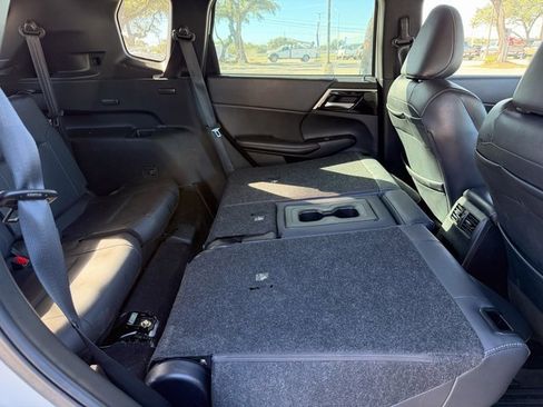 Used 2023 Mitsubishi Outlander SE image 18