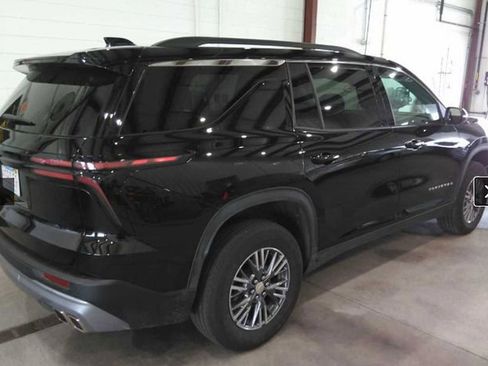 Used 2025 Chevrolet Traverse LT image 3