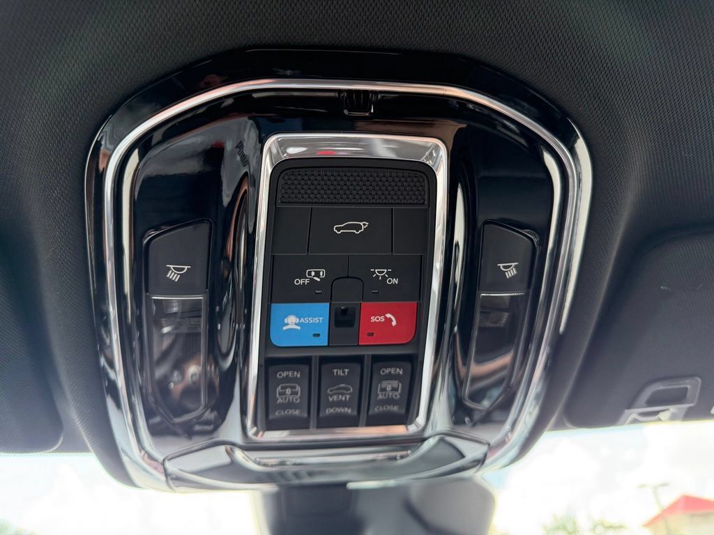 Used 2023 Jeep Grand Cherokee Summit AWD/4WD image 31